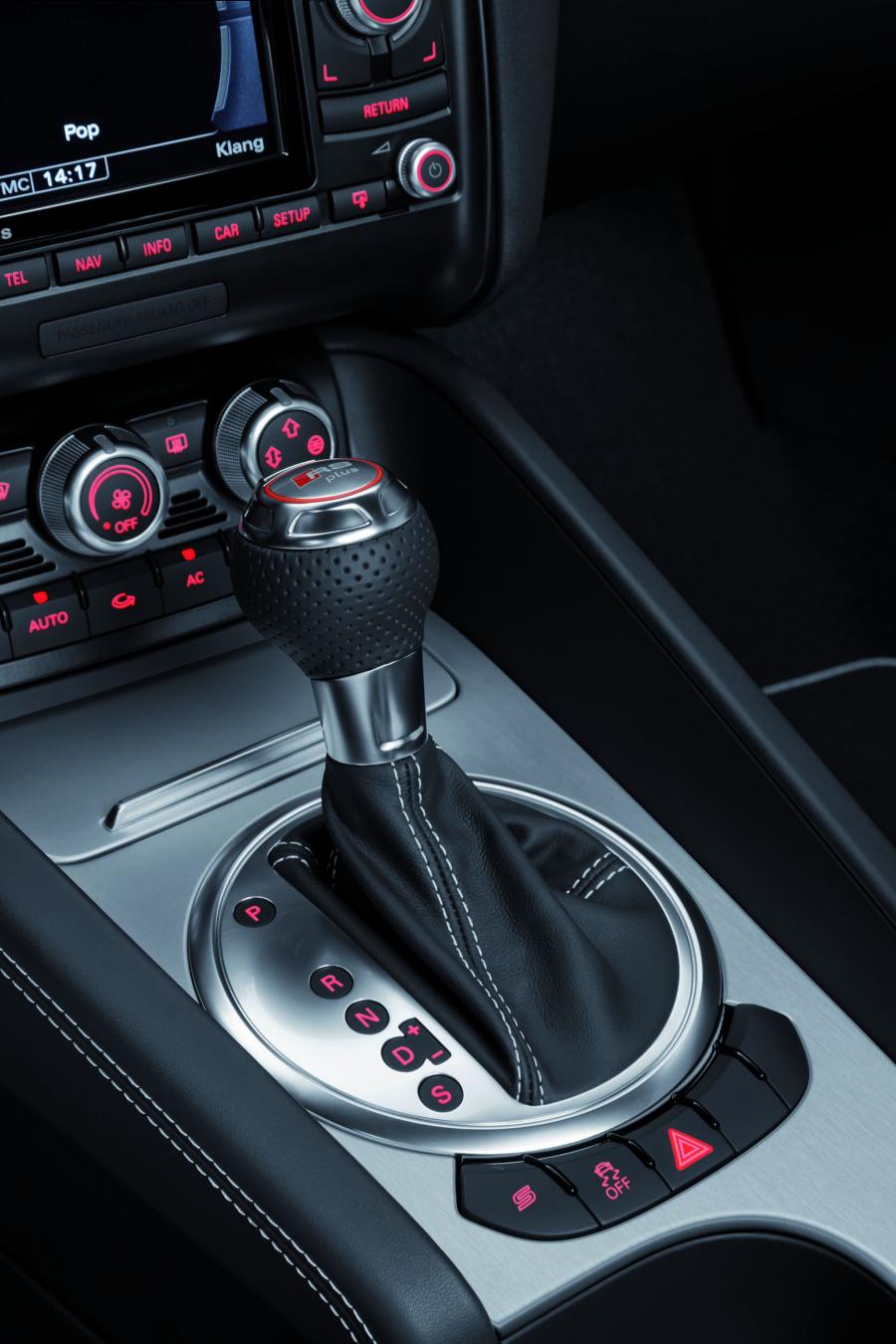 Детали интерьера Audi TT RS Plus (8J) 2012 года  (WW) (фото 11 из 37)